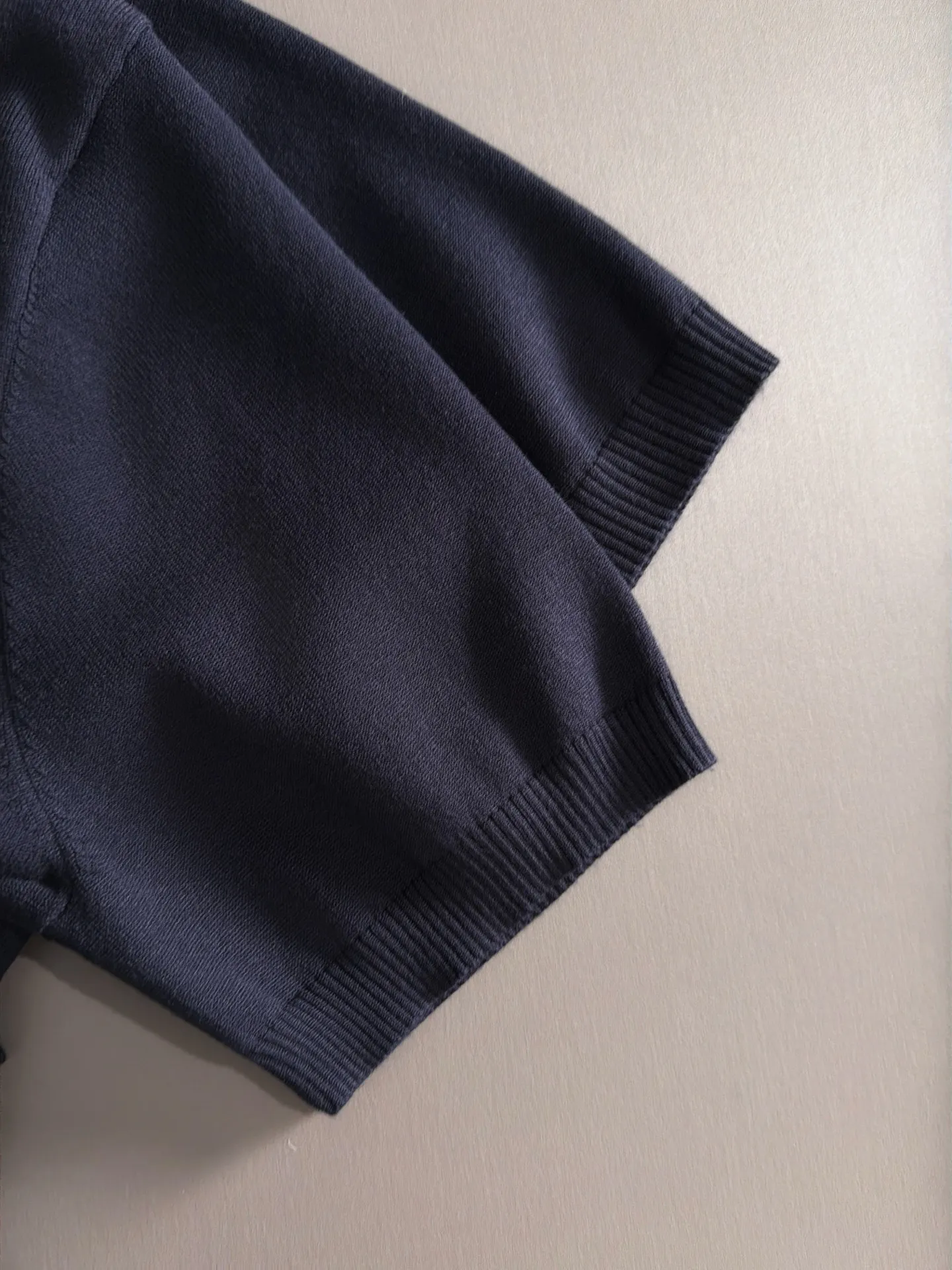 LP high quality Loro Piana 26ss New Arrival men's short-sleeved knitted T-shirt. Made of combed cotton yarn knitted cotton fabric, no pressure when entering and exiting the counter. Exclusive control of raw materials. It feels substantial when weighed, and the upper body is more textured than ordinary T-shirts. This texture can handle the weather easily and is suitable for both hot and cold! Loose fit design, looks noble. The only correct version is available Size: M to 4XL